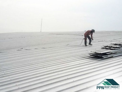 ช่างรับติดตั้งหลังคาเมทัลชีทสำหรับโรงงาน